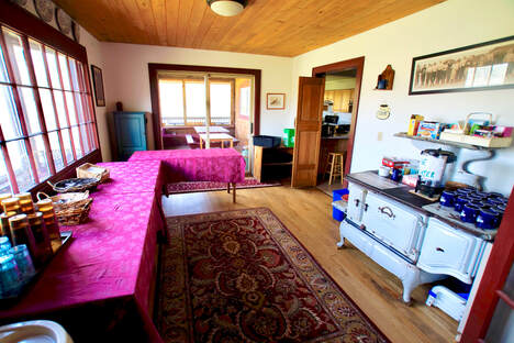 Rooms & Suites 32 dining room3