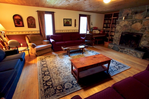 Rooms & Suites 33 downstairs living room1