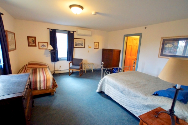 Rooms & Suites 28 molly stark1